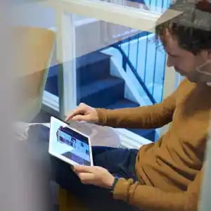man achter laptop.
